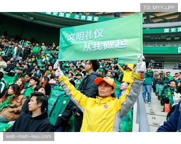 球迷看台展示巨幅TIFO，致敬球队本赛季稳固的防守表现